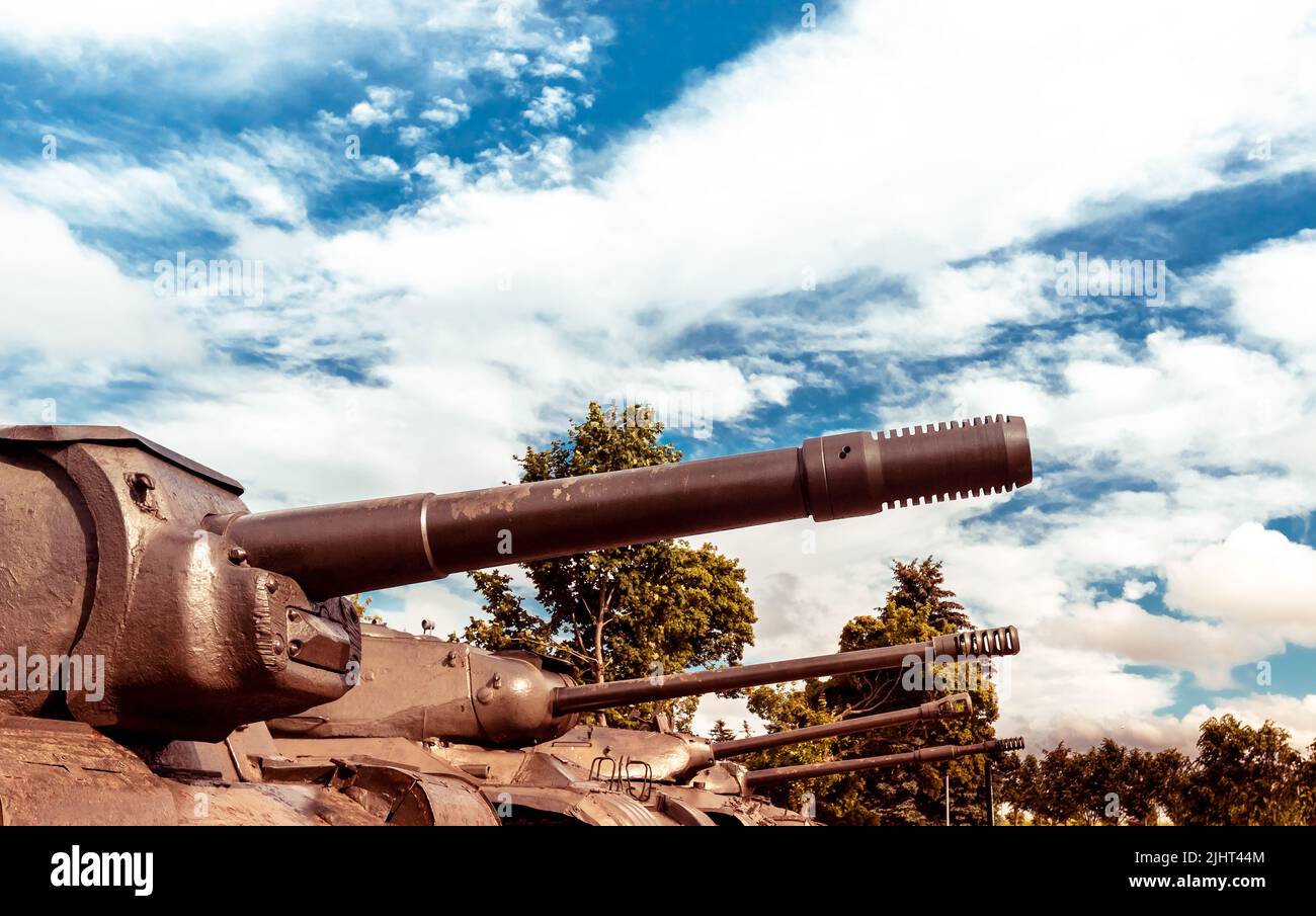 Mulini di battaglia carri armati fila diretto al cielo nuvoloso. Utilizzo di armi in invasione militare, conflitto armato. Foto di alta qualità Foto Stock