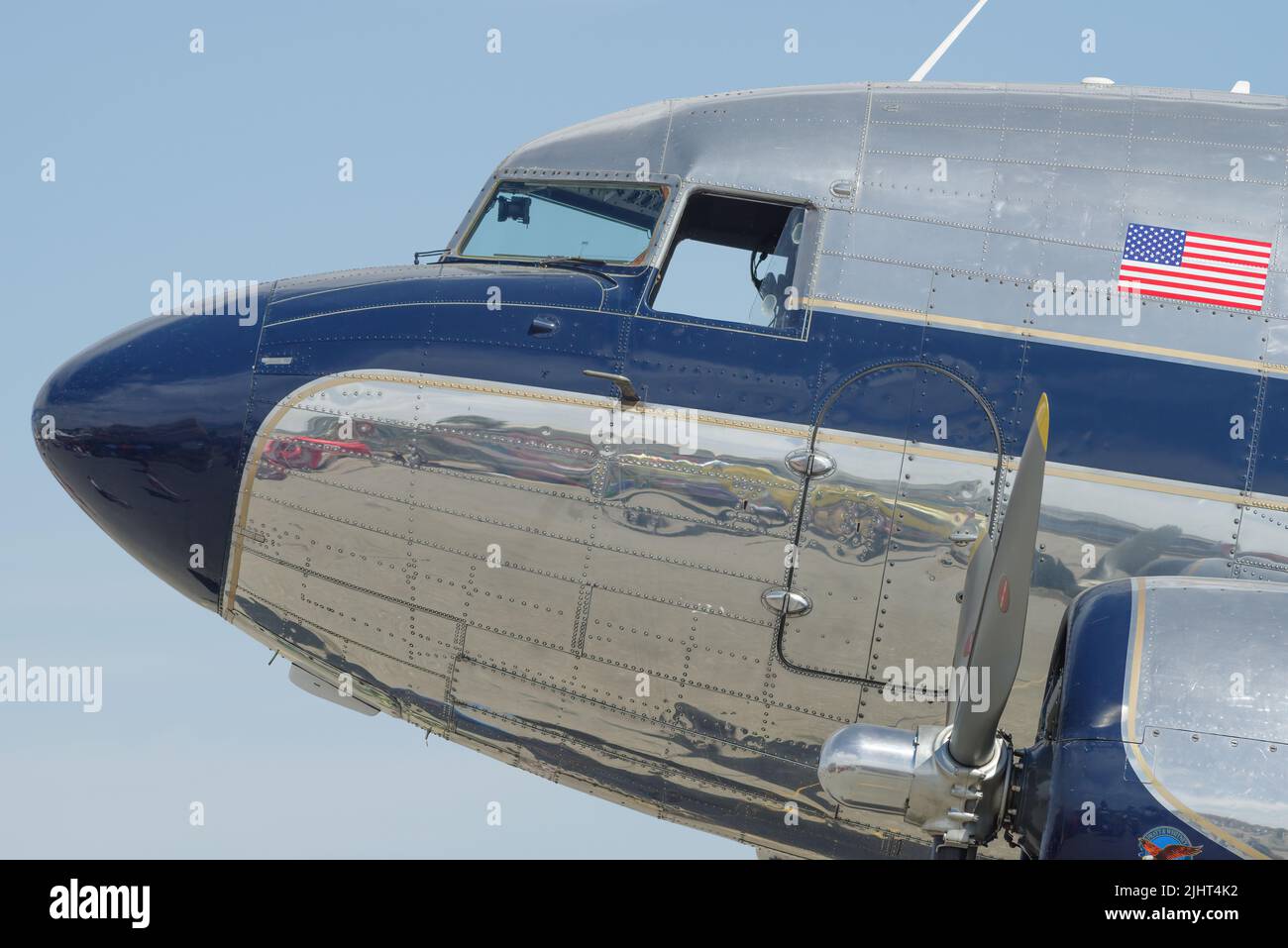 1939 Douglas C-41A, DC-3, con registrazione N341A mostrata stazionaria all'Aeroporto di Chino a Chino, California, USA. Foto Stock