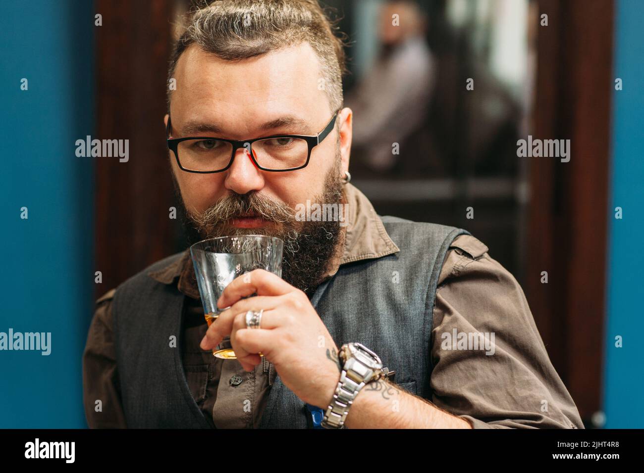 Uomo bearded che beve ritratto del whiskey Foto Stock