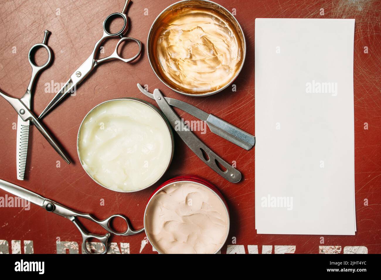 Strumenti per acconciatura con cartoncino vuoto piatto Foto Stock