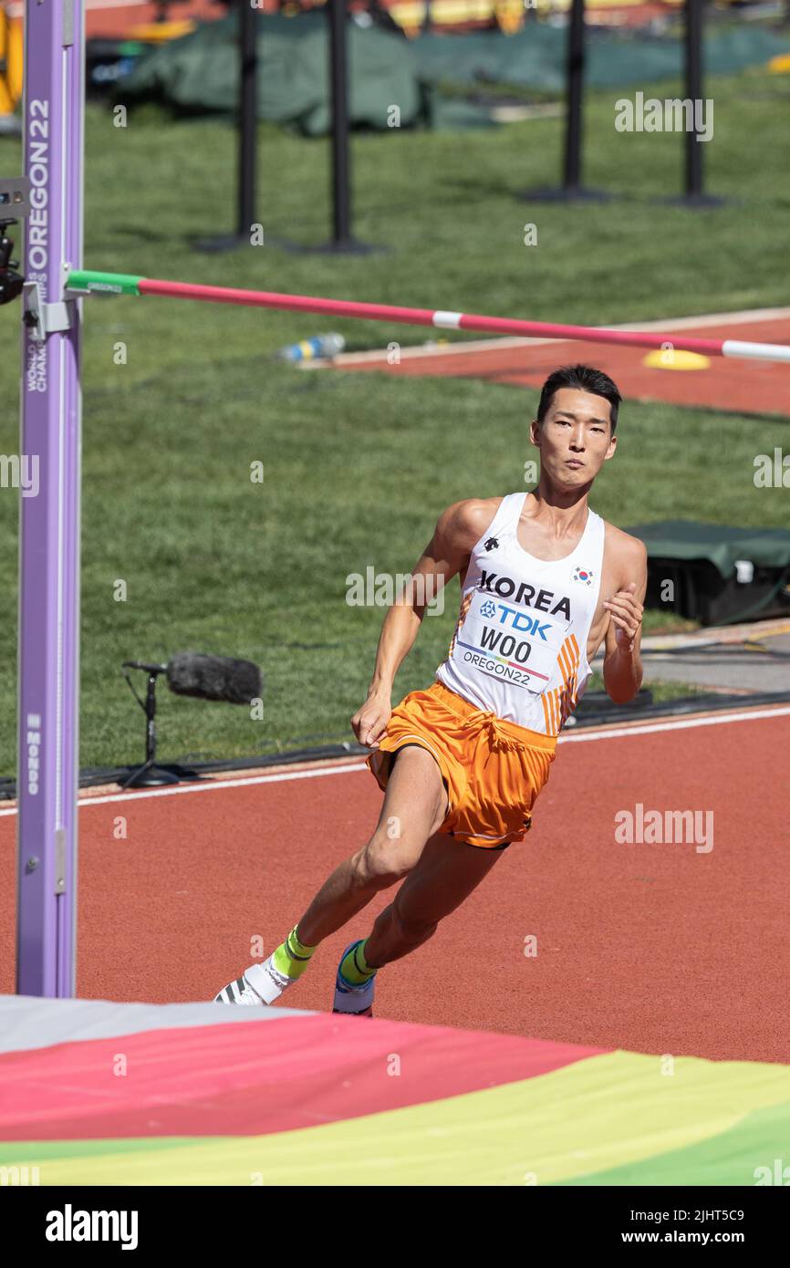 Sanghyeak Woo (KOR) si concentra sul bar mentre si qualifica per la finale con un’altezza di 7’ 5,75” (2,28) durante la sessione mattutina del giorno 1 del Worl Foto Stock