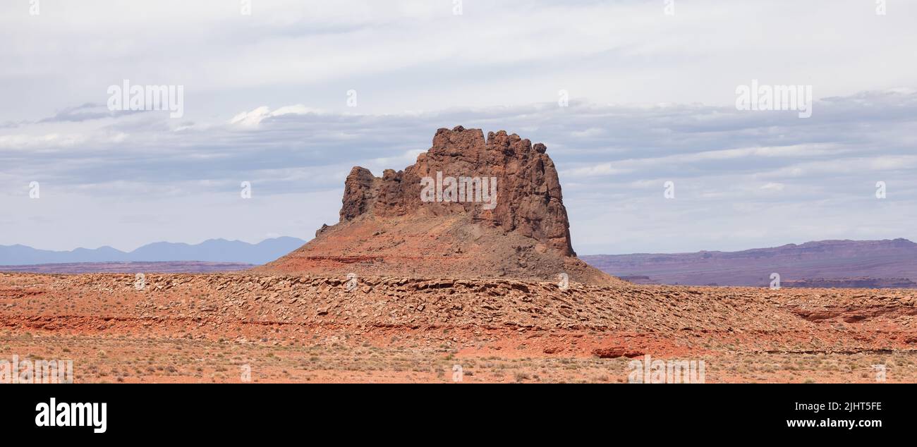 Red Rock Mountain Landscape durante le giornate soleggiate e nuvolose. Foto Stock