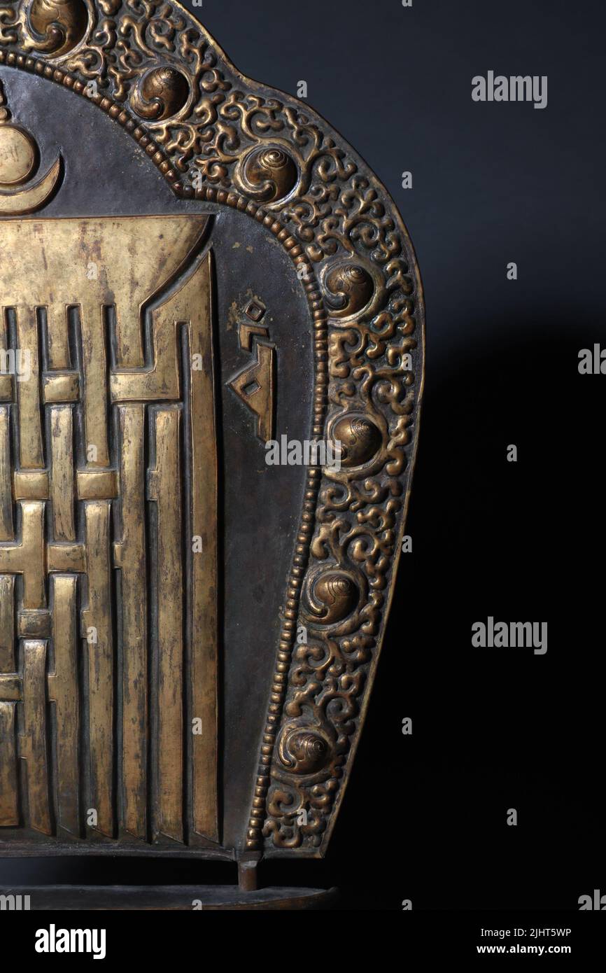 Una foto verticale di un dettaglio di un'antica statua cinese Foto Stock