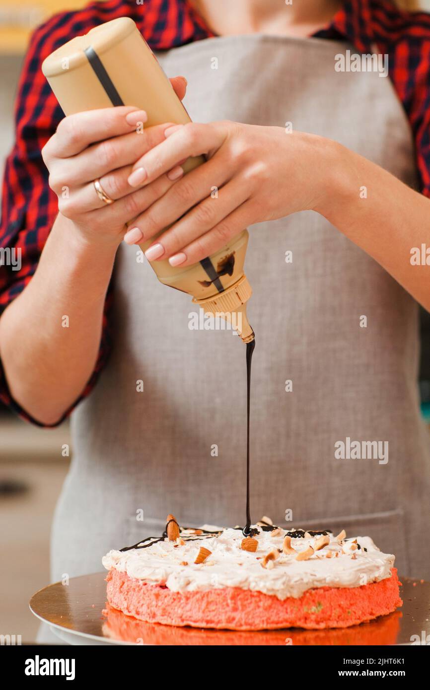 Dolci e dessert alla decorazione con aggiunta di cioccolato Foto Stock