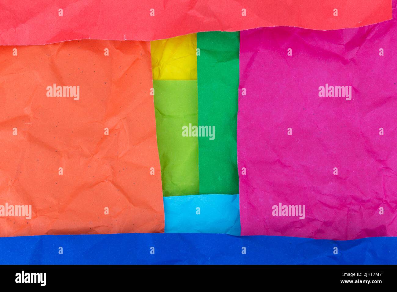 arancione. rosso. rosa. blu. verde. giallo. cielo. carta stropicciata. Foto Stock