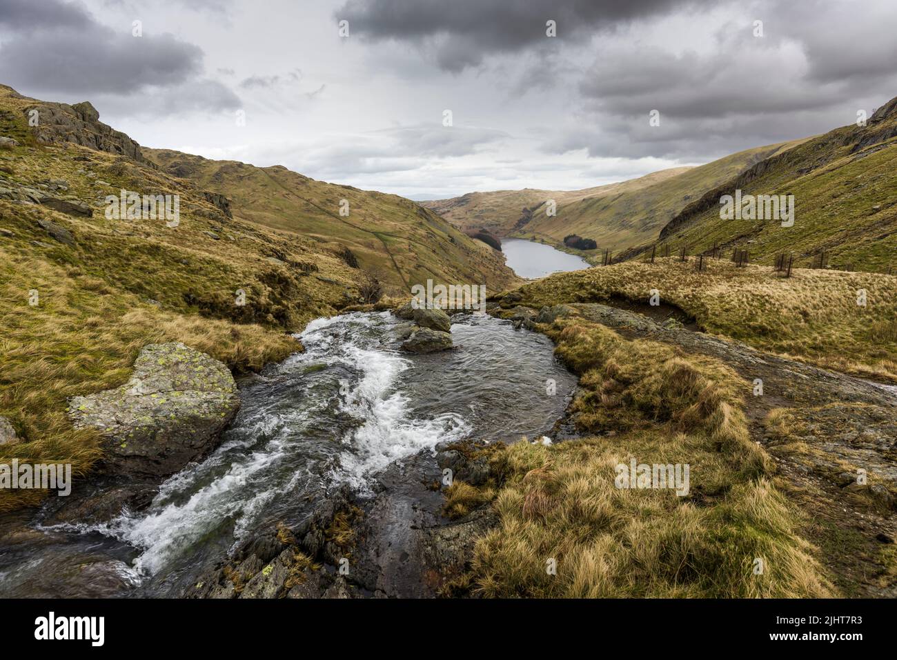 Piccole cascate di Water Beck sopra Haweswater Reservoir nel Lake District National Park, Cumbria, Inghilterra. Foto Stock