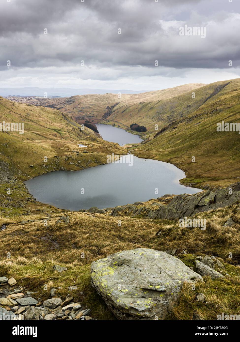 Il piccolo bacino idrico di Tarn e Haweswater dal Passo di Nan Bield sotto Harter cadde nel Lake District National Park, Cumbria, Inghilterra. Foto Stock
