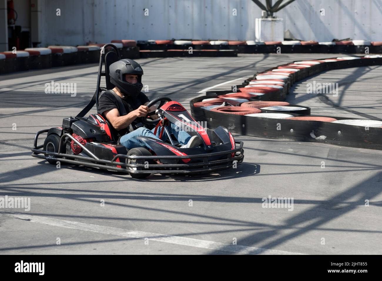 Un Corriere Nel Casco Che Spinge Una Macchina Go-kart, a Karting Fotografia  Stock - Immagine di combustibile, interno: 163538378