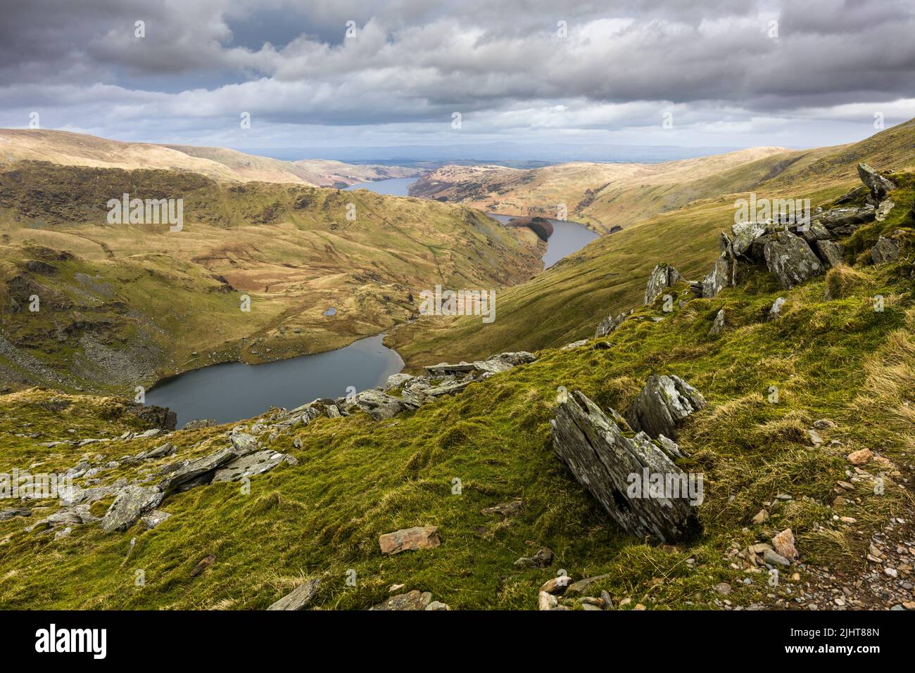 Il piccolo bacino idrico di Tarn e Haweswater da Harter cadde nel Lake District National Park, Cumbria, Inghilterra. Foto Stock