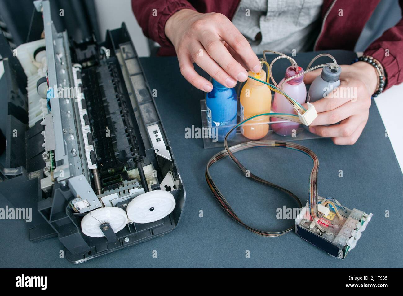 Riparazione CISS nella vista dall'alto della stampante per ufficio Foto Stock