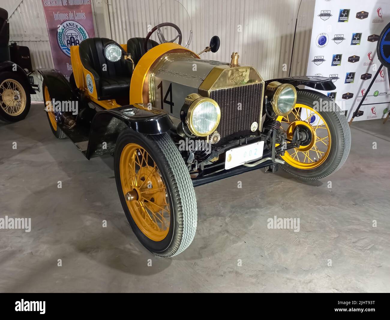 Avellaneda, Argentina - 7 maggio 2022: Un vecchio custom 1920s Ford Model T bucket aperto Speedster in un magazzino. Expo Fierro 2022 mostra di auto classiche. Foto Stock