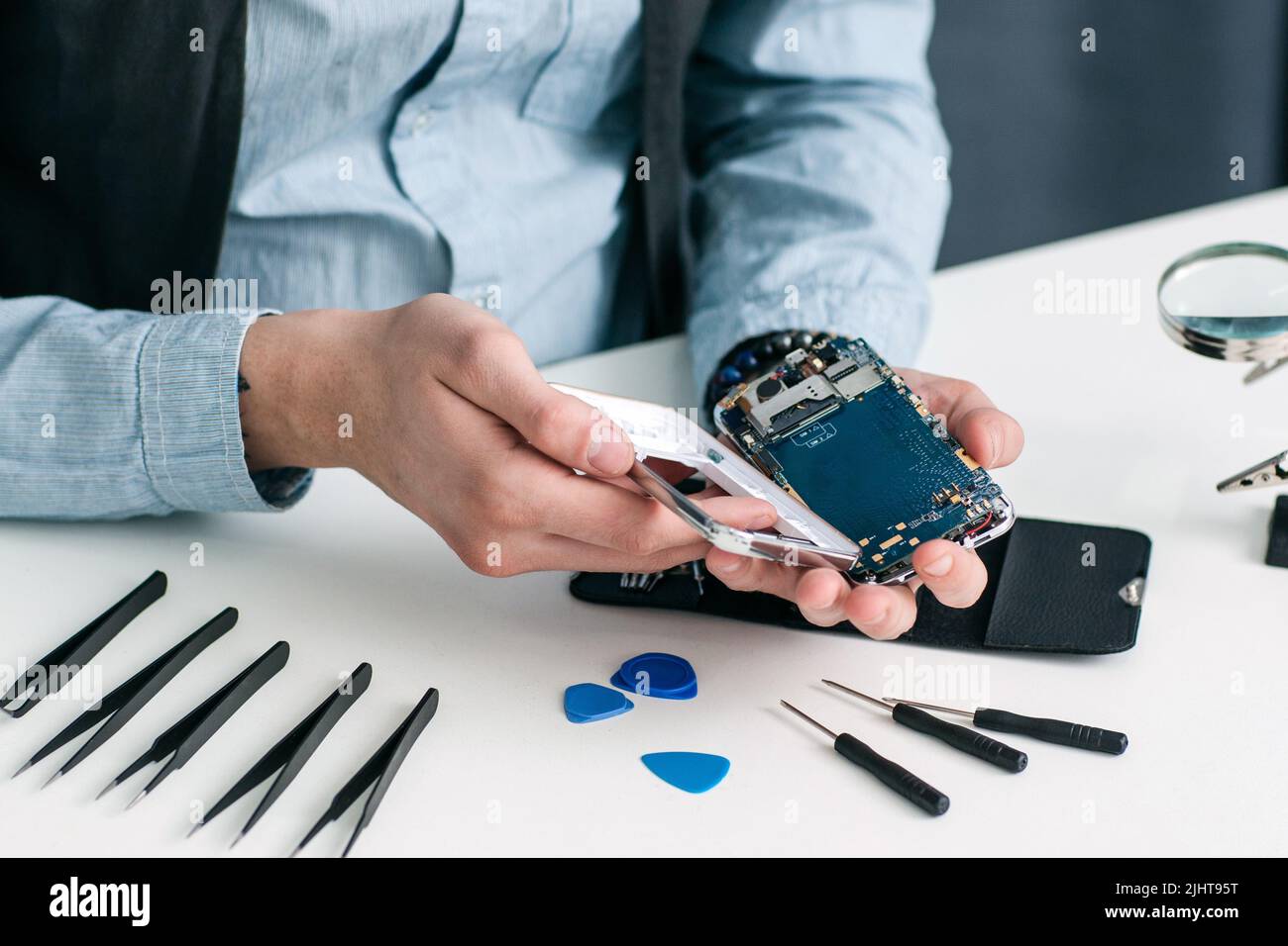 Smontaggio dello smartphone sul posto di lavoro del personale Foto Stock