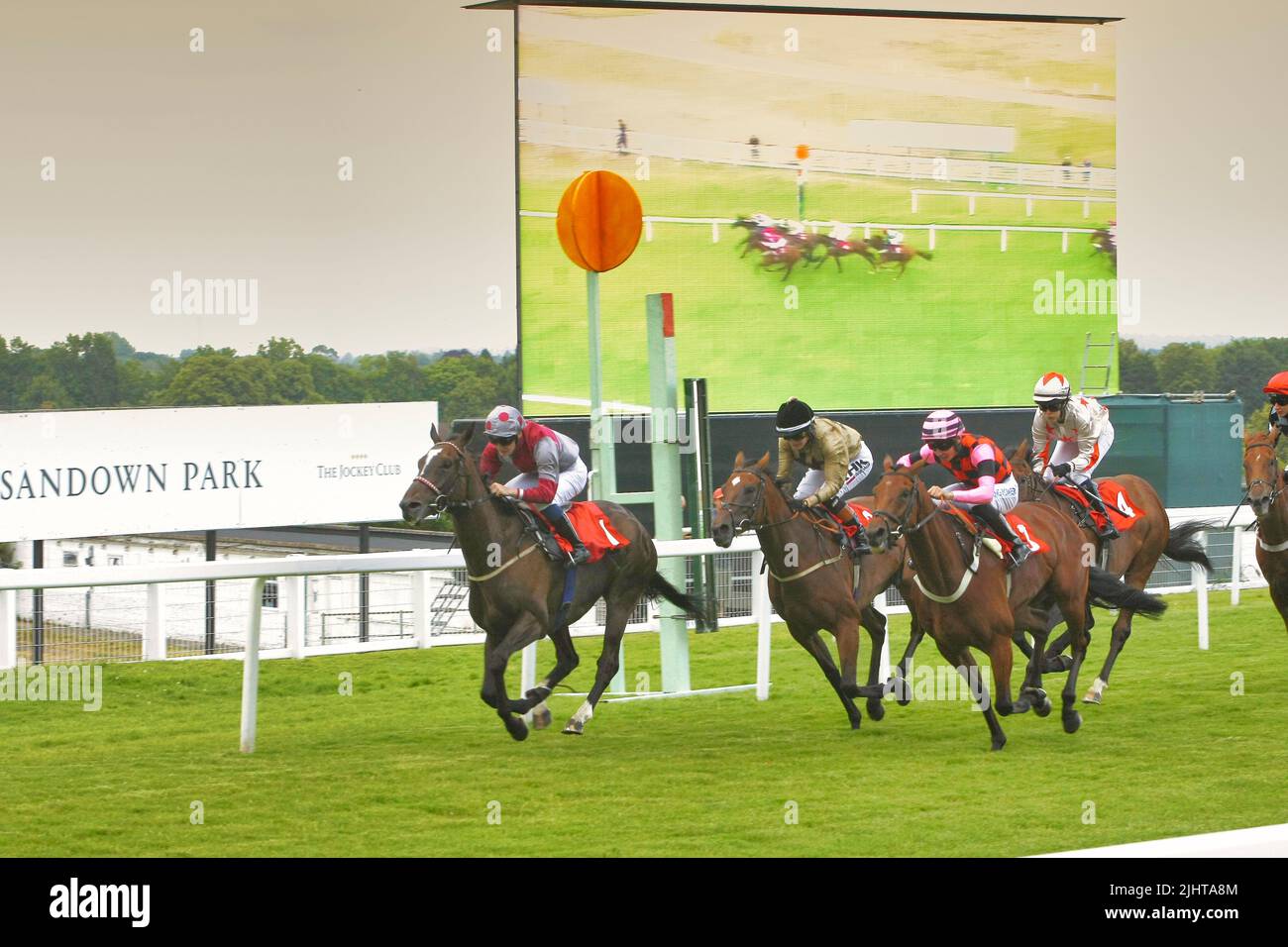 Sandown Park, Asher, Surrey, Regno Unito. 20th luglio 2022. Pegno d'onore con Rhys Clutterbuck up, vince il Marcus Beresford Aprentice Handicap Stakes (Classe 5) il Paloma corse al Sandown Park's serata di musica incontro Credit: Motofoto/Alamy Live News Foto Stock