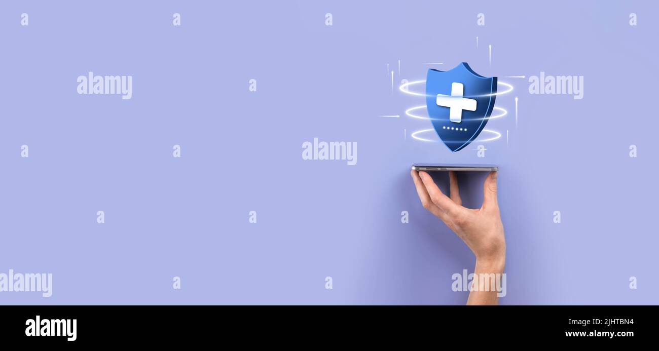 Businessman Hold Shield con icona poligonale più bassa, icona della medicina.Health Shield.modello del logo medico, simbolo di protezione con segno a croce, assistenza sanitaria s. Foto Stock