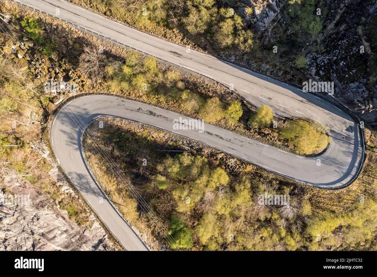 Veduta aerea della strada di montagna fv 44 ovest di Flekkefjord, costa meridionale norvegese, Norvegia Foto Stock