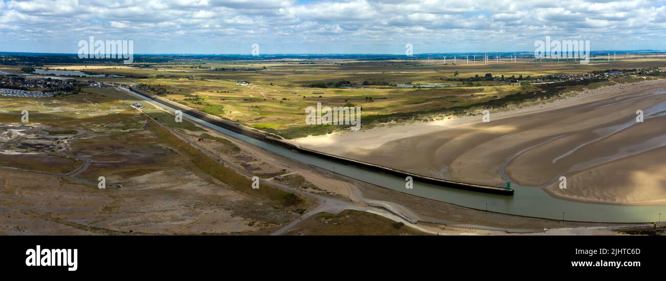 Vista panoramica dall'alto sull'estuario del fiume Rother, a Rye Harbour, East Sussex. Foto Stock