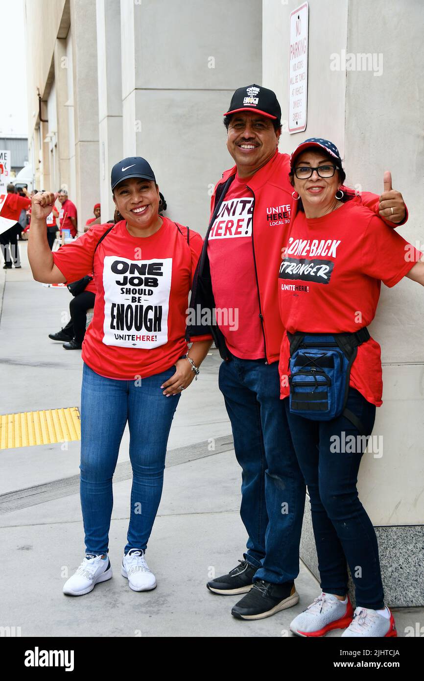 San Diego CA US 20 luglio 2022: Hilton Bayfront Union 30 lavoratori in sciopero picketing per salari migliori all'ingresso della hote Foto Stock