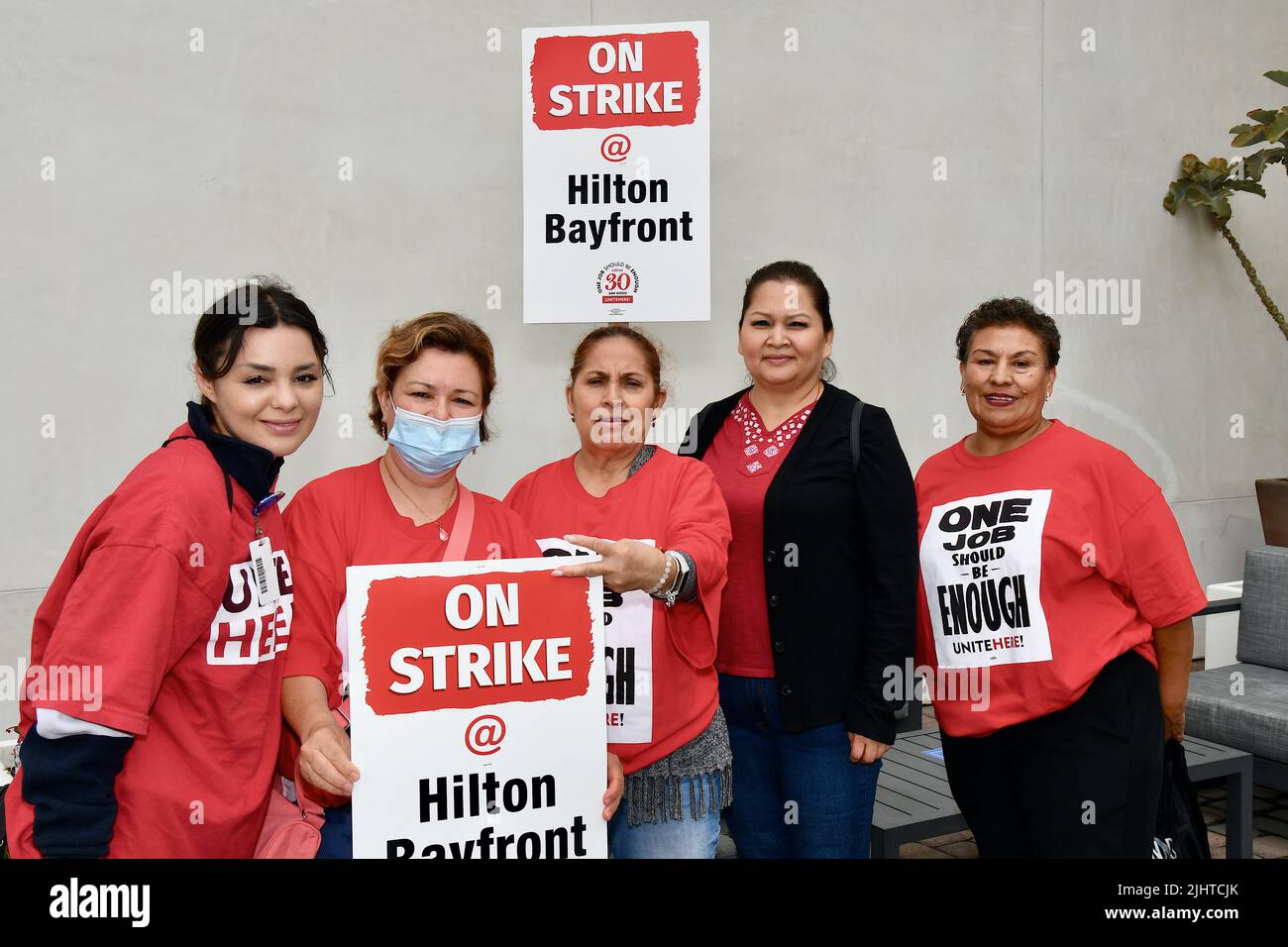 San Diego CA US 20 luglio 2022: Hilton Bayfront Union 30 lavoratori in sciopero picketing per salari migliori all'ingresso dell'hotel. Foto Stock