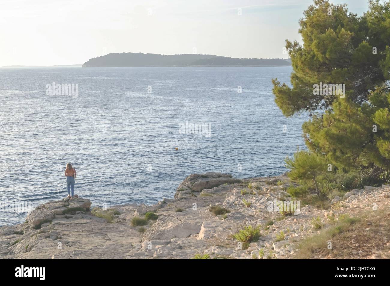 Costa rocciosa del Mar Mediterraneo per il riposo e il relax nella natura Foto Stock