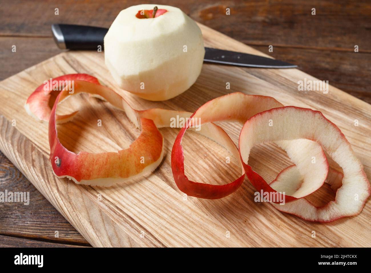 Singola mela paring con coltello Foto Stock