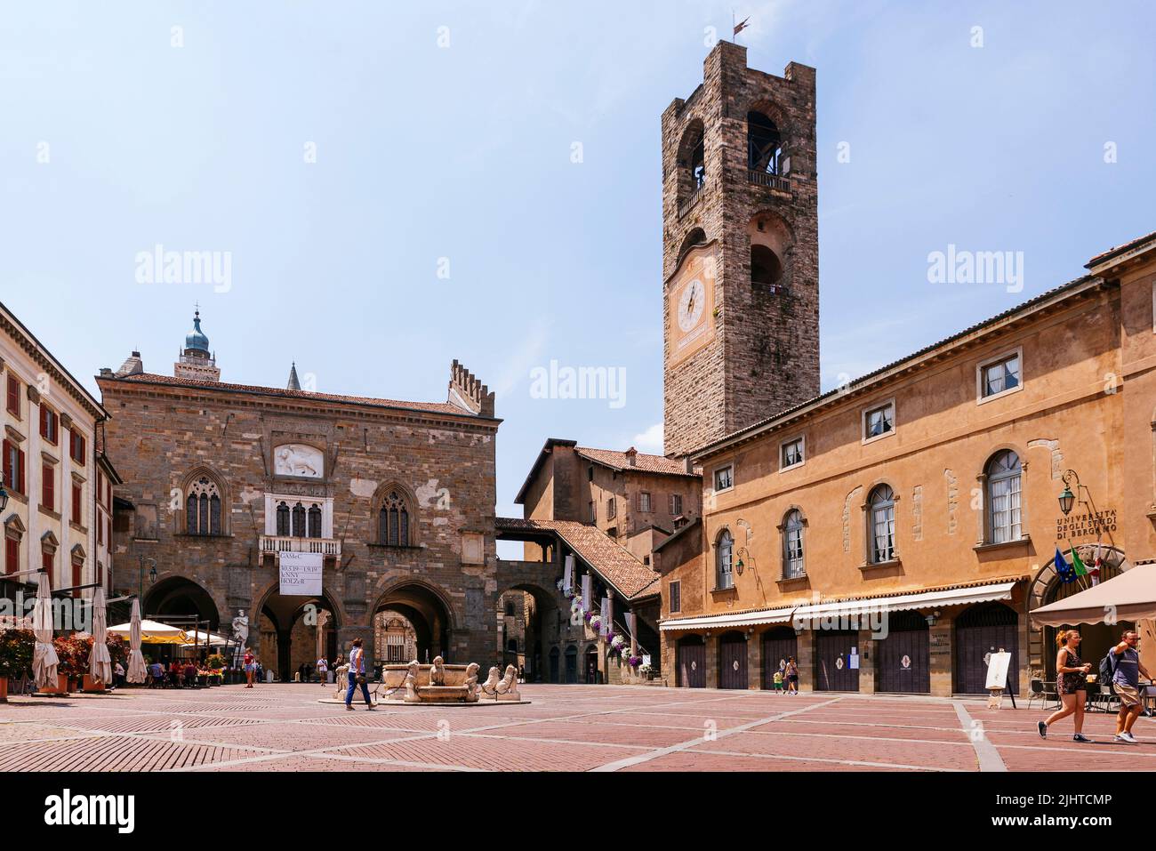 Piazza Vecchia è la piazza di Bergamo situata nella parte alta della città, sede per molti secoli dell'attività politica e civile della città Foto Stock