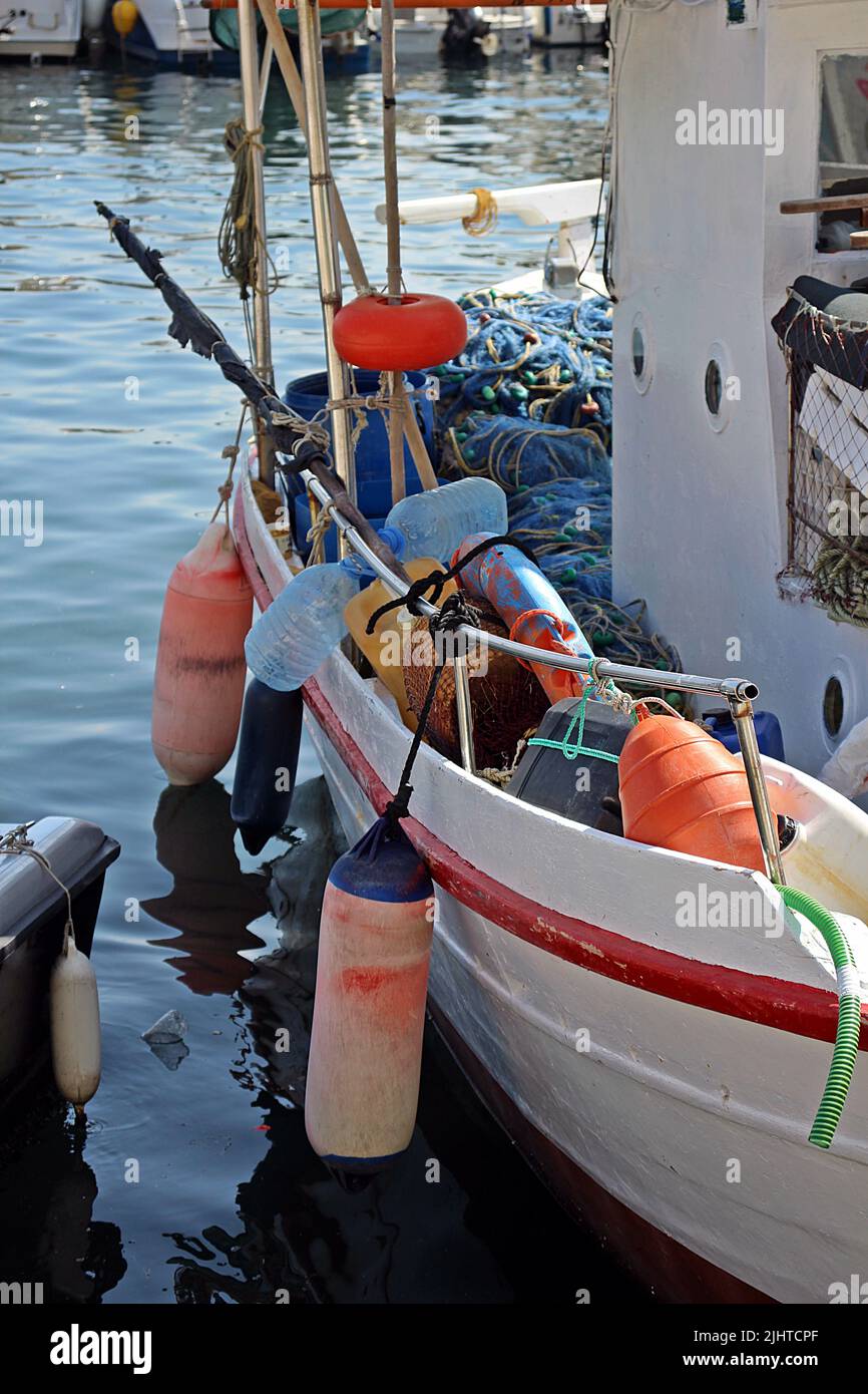 SARANDA, ALBANIA - 10 SETTEMBRE 2021 barca da pesca e il blu profondo del Mar Ionio Foto Stock