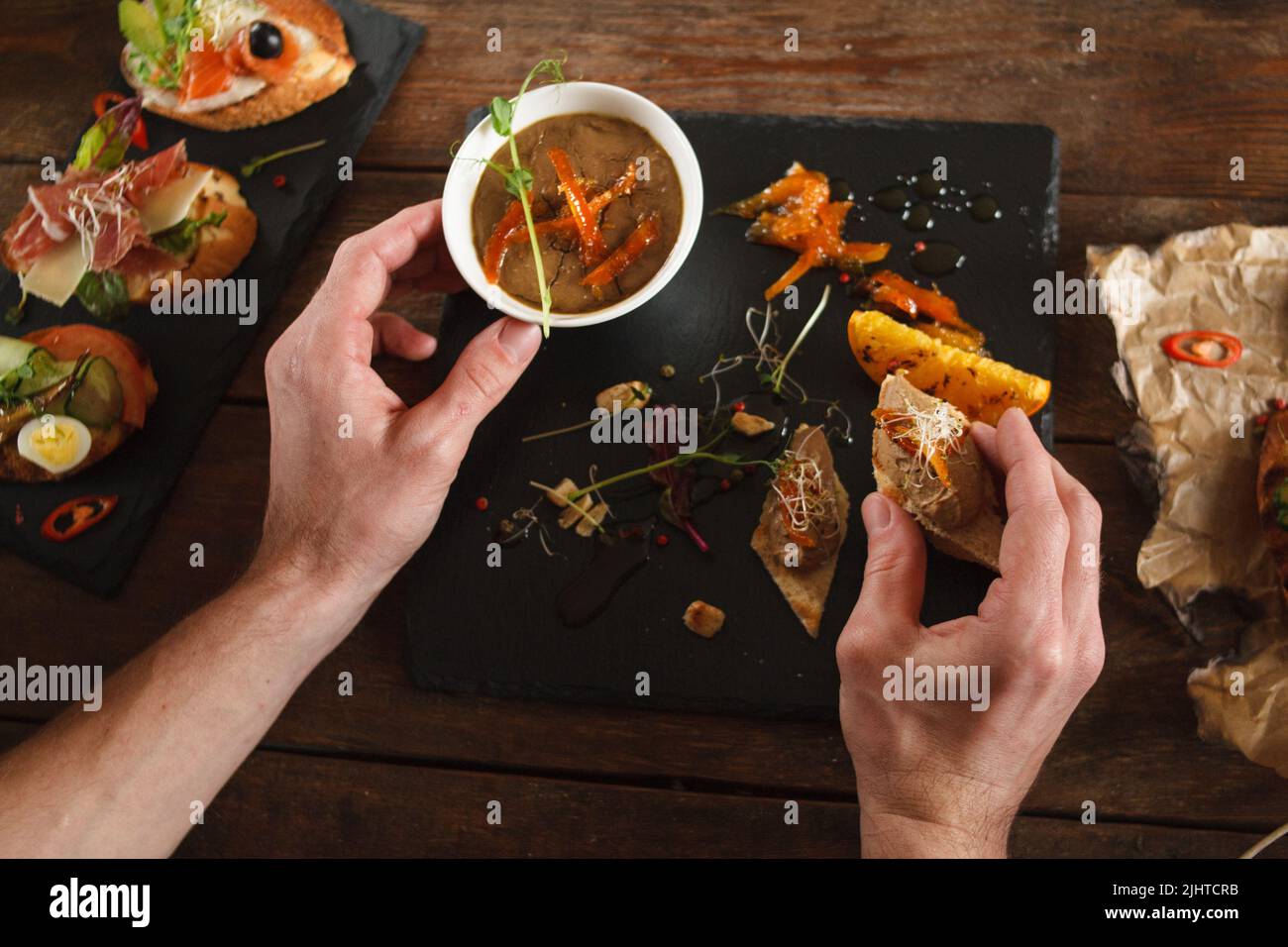 Antipasti serviti su vassoio nero Foto Stock