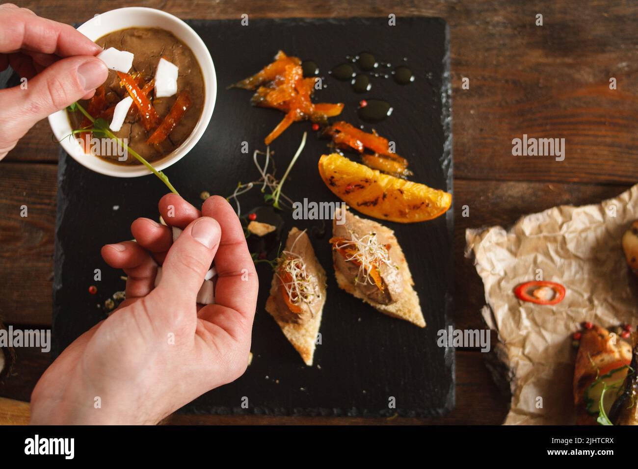 Decorazione di antipasto in pasta su vassoio nero Foto Stock