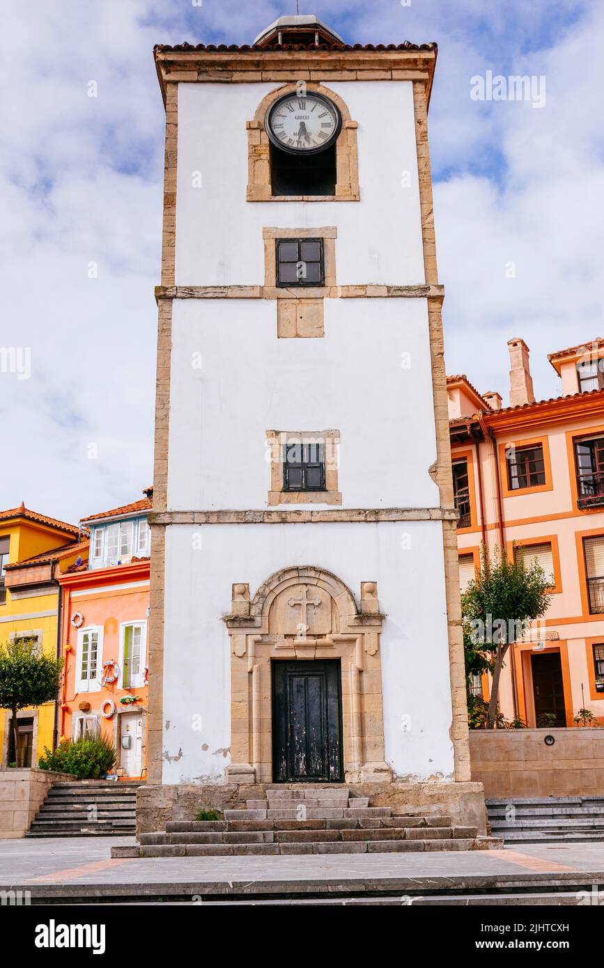 Torre dell'Orologio nella Piazza dell'Orologio. La torre dell'orologio ha una pianta quadrata e quattro altezze. Il suo portale è barocco. Luanco, Gozón, Principato delle Asturie, S. Foto Stock