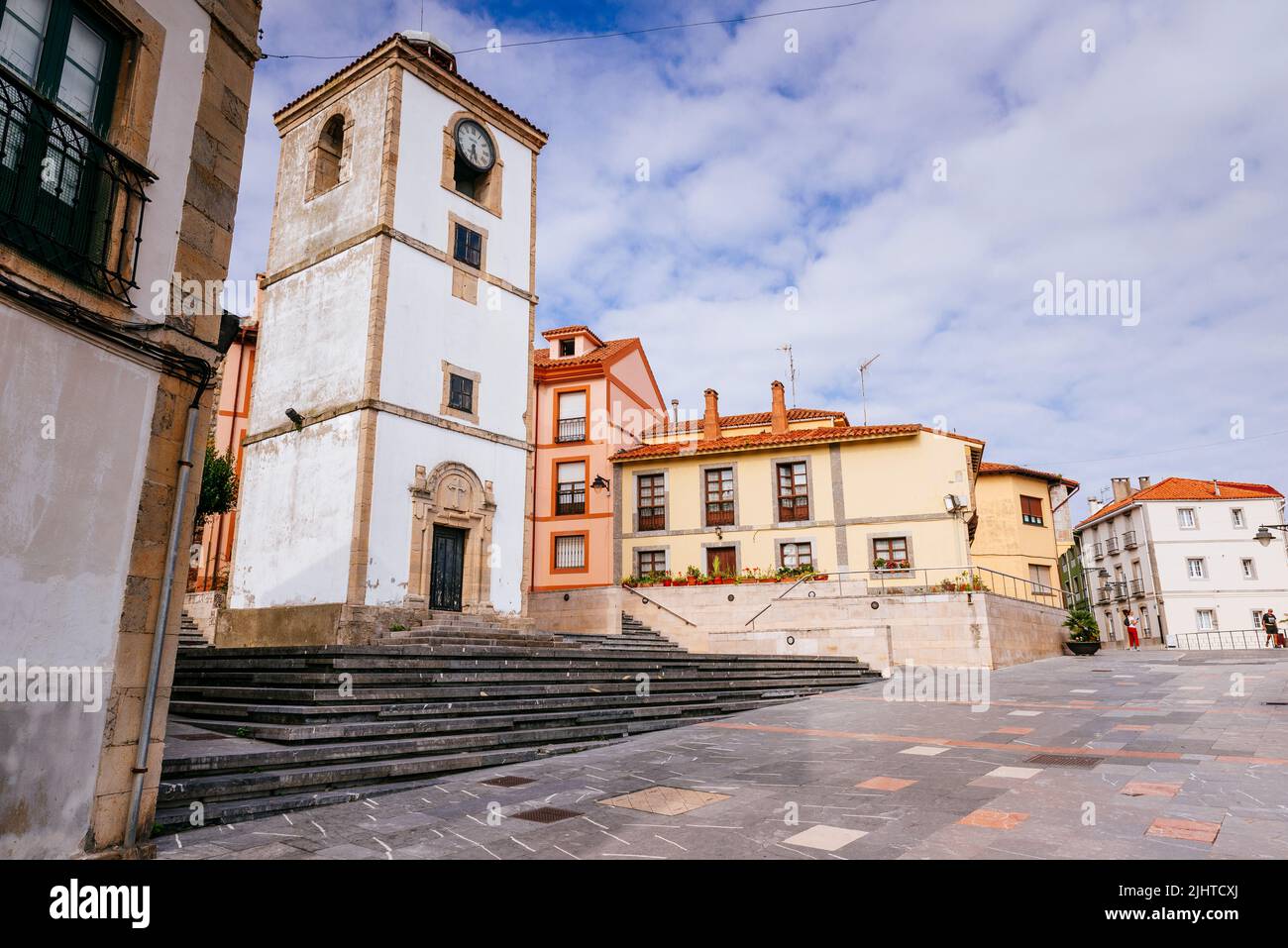Torre dell'Orologio nella Piazza dell'Orologio. La torre dell'orologio ha una pianta quadrata e quattro altezze. Il suo portale è barocco. Luanco, Gozón, Principato delle Asturie, S. Foto Stock