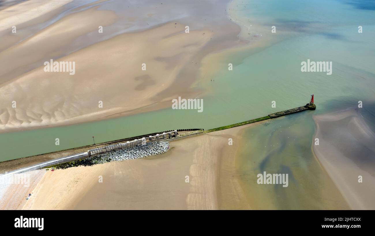 Primo piano veduta aerea dell'estuario del fiume Rother, a Rye Harbour, East Sussex. Foto Stock