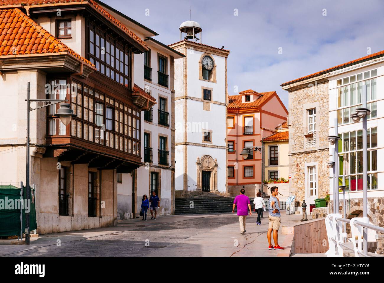 Torre dell'Orologio nella Piazza dell'Orologio. La torre dell'orologio ha una pianta quadrata e quattro altezze. Il suo portale è barocco. Luanco, Gozón, Principato delle Asturie, S. Foto Stock