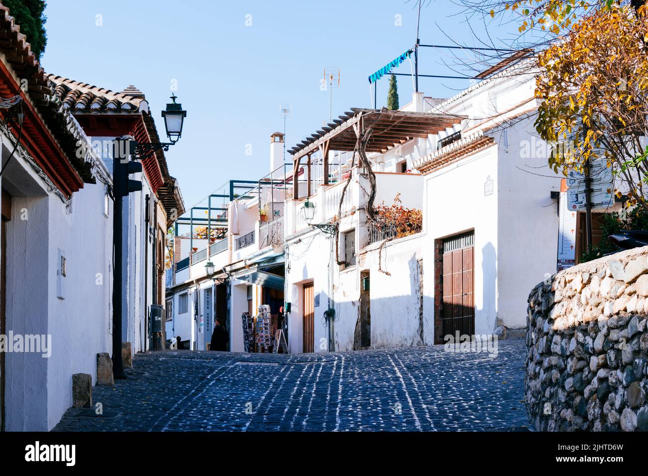 Strada tipica del quartiere. Il Albaicín, storicamente conosciuto come Albayzín, è un distretto di Granada. Conserva le strette stradine tortuose di i Foto Stock