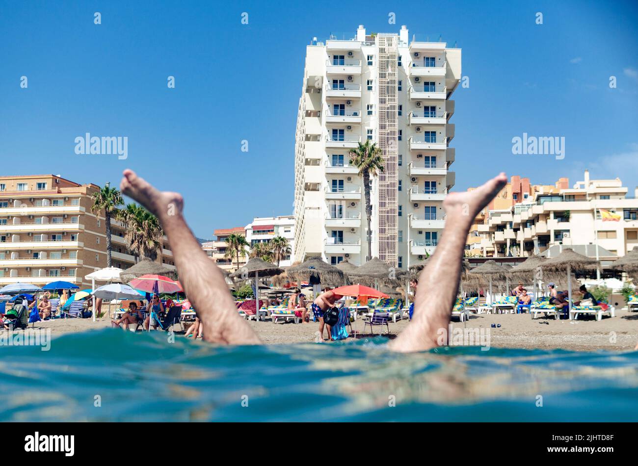 Bagnanti sulla spiaggia la Carihuela. Torremolinos, Málaga, Costa de Sol, Andalusia, Spagna, Europa Foto Stock