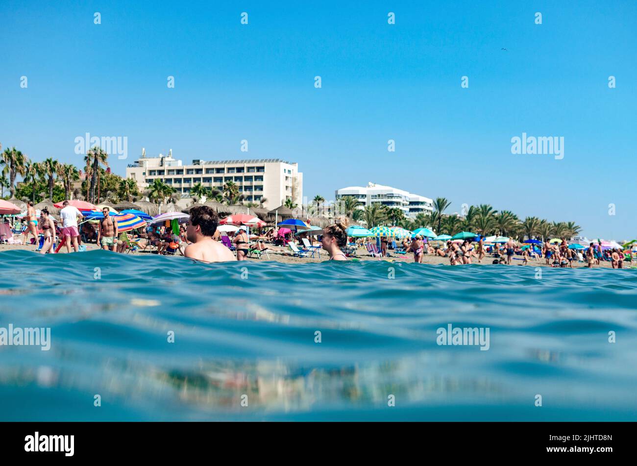 Bagnanti sulla spiaggia la Carihuela. Torremolinos, Málaga, Costa de Sol, Andalusia, Spagna, Europa Foto Stock