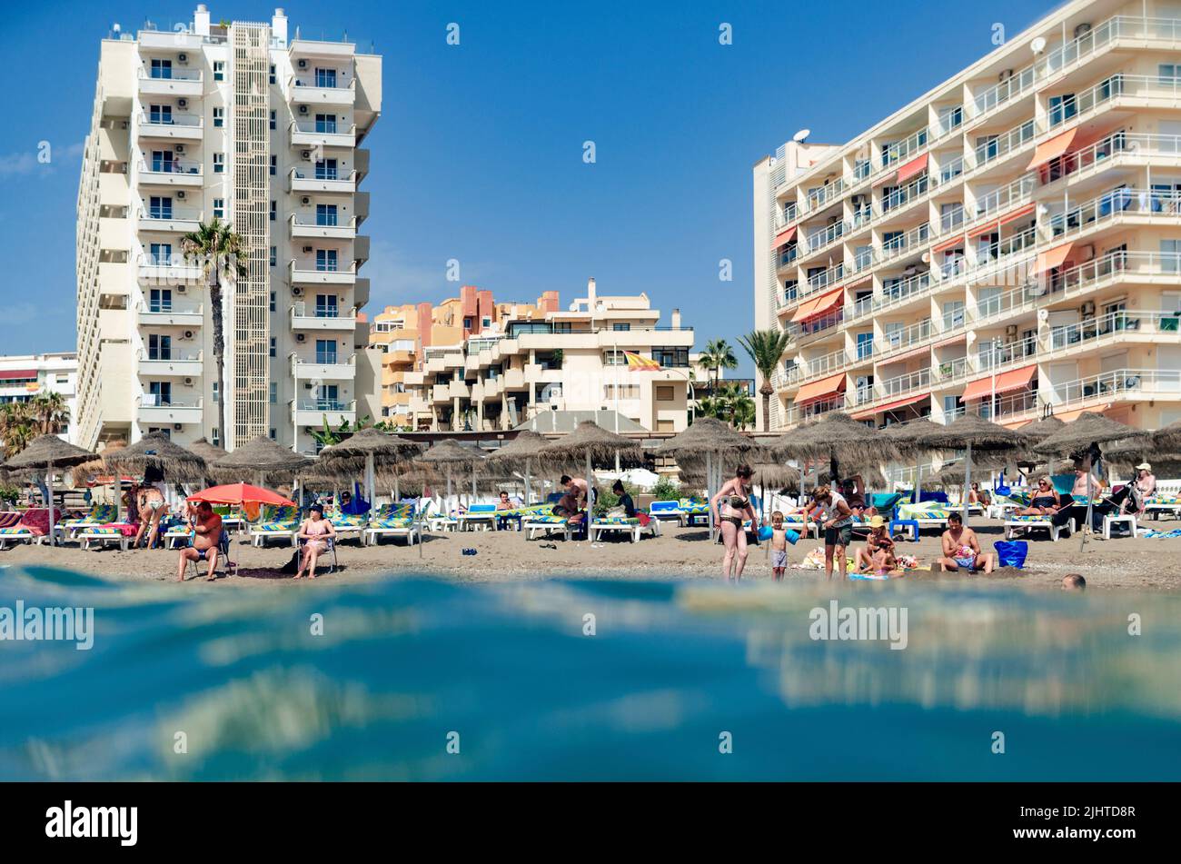 Bagnanti sulla spiaggia la Carihuela. Torremolinos, Málaga, Costa de Sol, Andalusia, Spagna, Europa Foto Stock