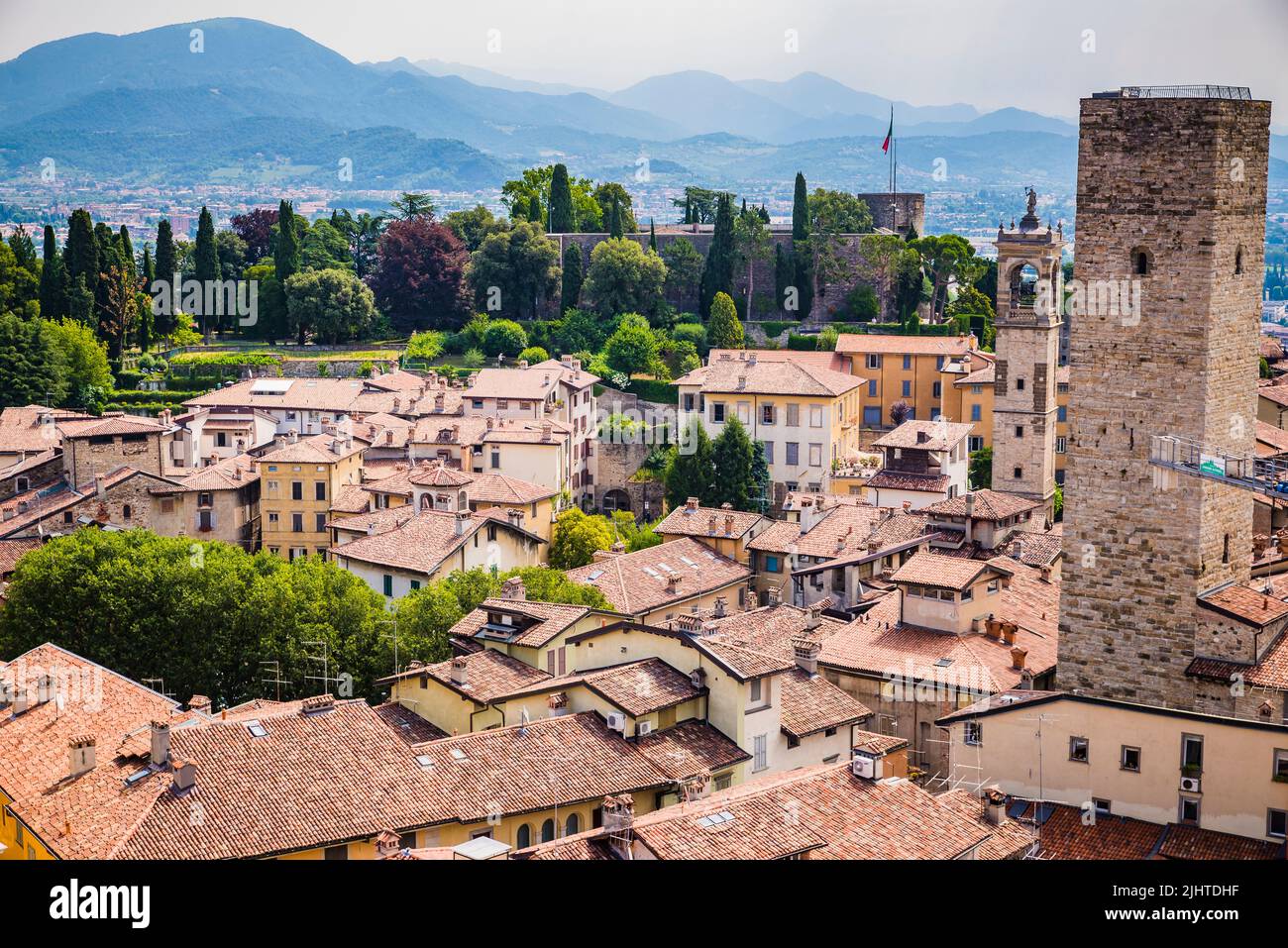 Veduta aerea della Città alta con la Torre Gombito (R) sullo sfondo la Rocca di Bergamo. La Torre di Gombito fu costruita nel 1200 come simbolo Foto Stock