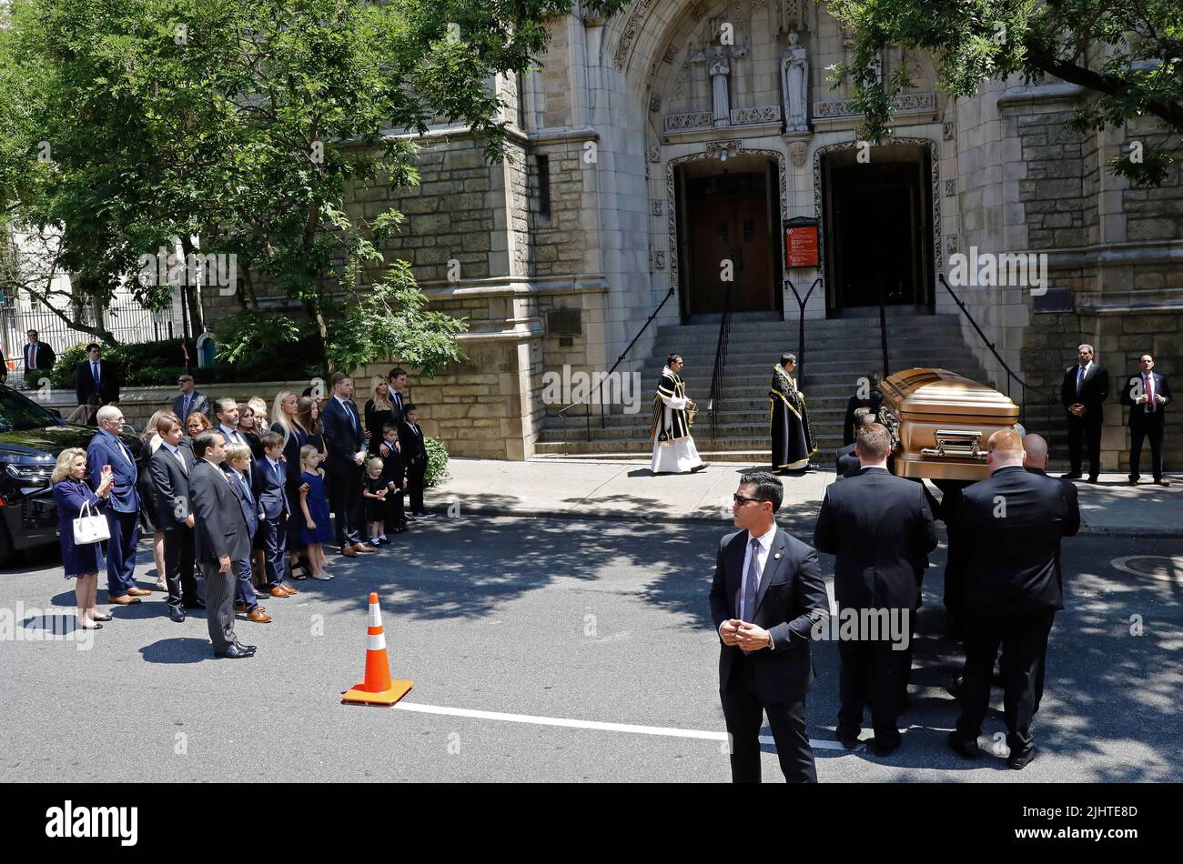 New York, Stati Uniti. 20th luglio 2022. La bara di Ivana Trump, di destra, prima moglie dell'ex presidente Donald Trump, arriva quando i suoi figli e le loro famiglie guardano alla Chiesa Cattolica Romana di St. Vincent Ferrer su Lexington Avenue mercoledì 20 luglio 2022 a New York City. Foto di Peter Foley/UPI Credit: UPI/Alamy Live News Foto Stock