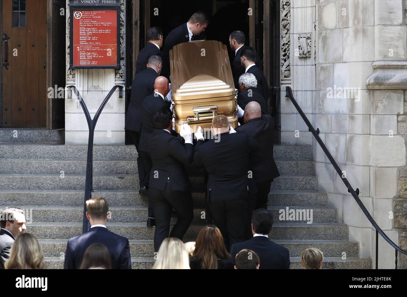 New York, Stati Uniti. 20th luglio 2022. La bara di Ivana Trump, prima moglie dell'ex presidente Donald Trump, è portata nella chiesa cattolica romana di St. Vincent Ferrer per il suo funerale su Lexington Avenue mercoledì 20 luglio 2022 a New York City. Foto di Peter Foley/UPI Credit: UPI/Alamy Live News Foto Stock