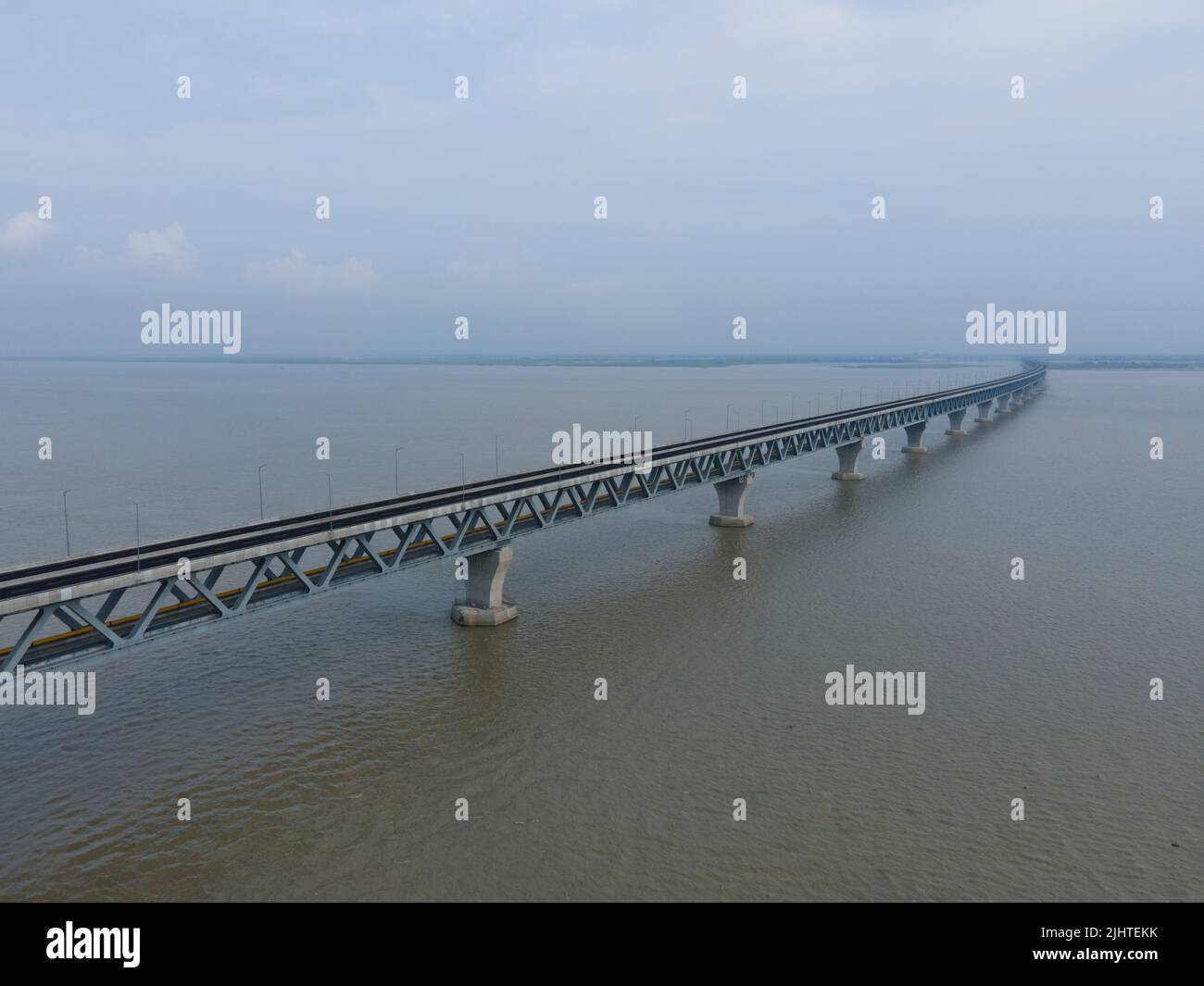 Vista con droni del ponte polivalente Padma del Bangladesh Foto Stock