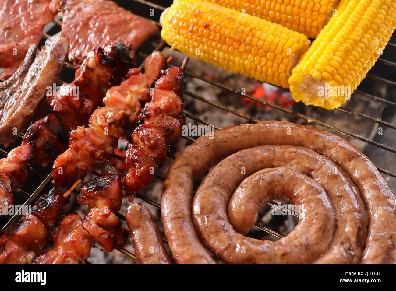 Braai sudafricano tradizionale. Braai o barbecue, barbecue. Carne cotta a fuoco aperto su griglia di braai. Carne e verdure alla griglia Foto Stock