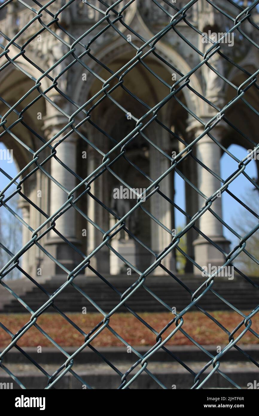 Statua del re Leopoldo i all'interno del monumento alla dinastia, noto anche come monumento di Leopoldo, presso il Laeken Park di Bruxelles, in Belgio, visto dietro una recinzione eretta Foto Stock