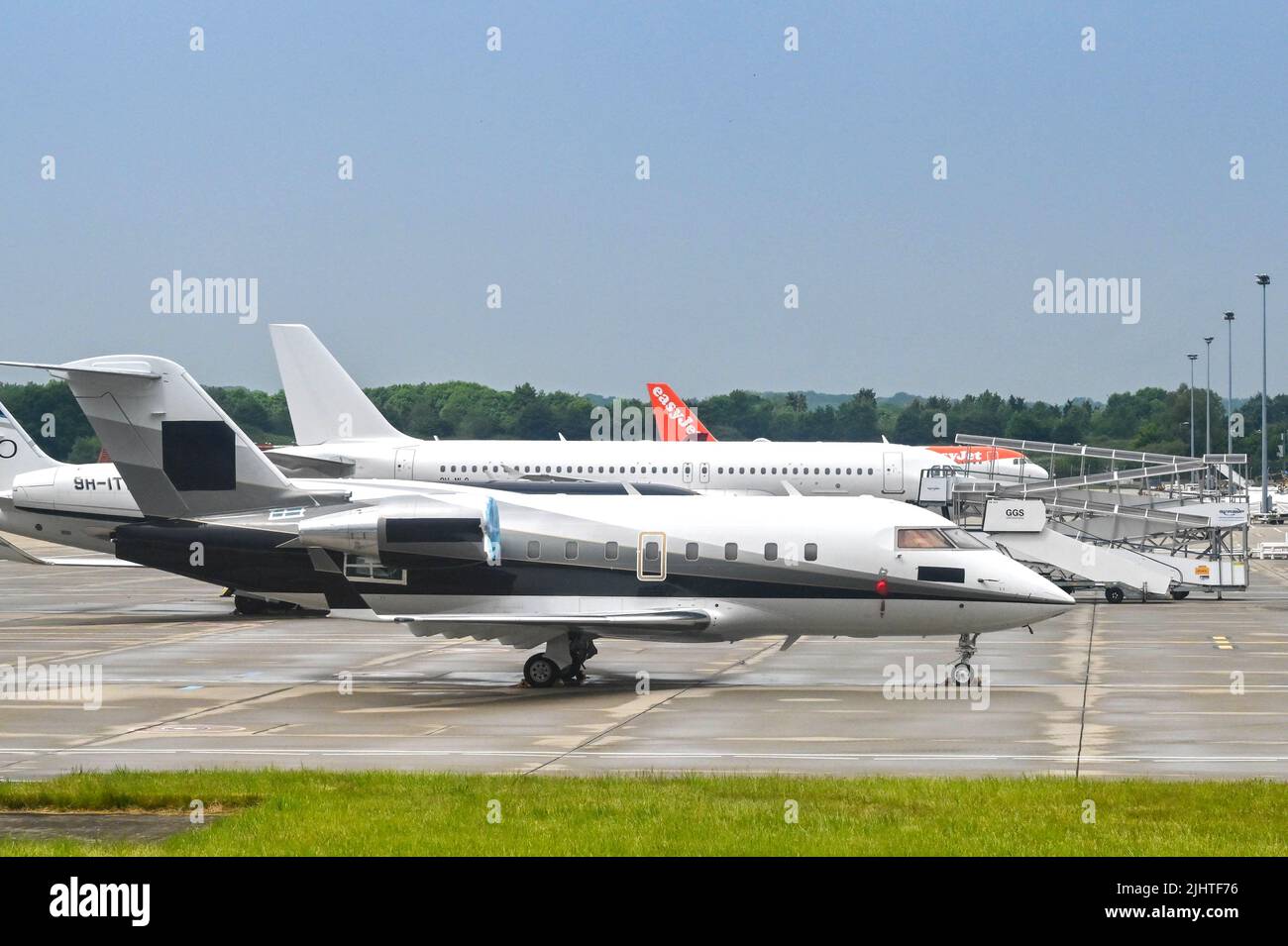 Londra, Inghilterra - Giugno 2022: Jet executive di lusso parcheggiato all'aeroporto di Gatwick con motori e contrassegni coperti. È stato sequestrato dalle autorità. Foto Stock