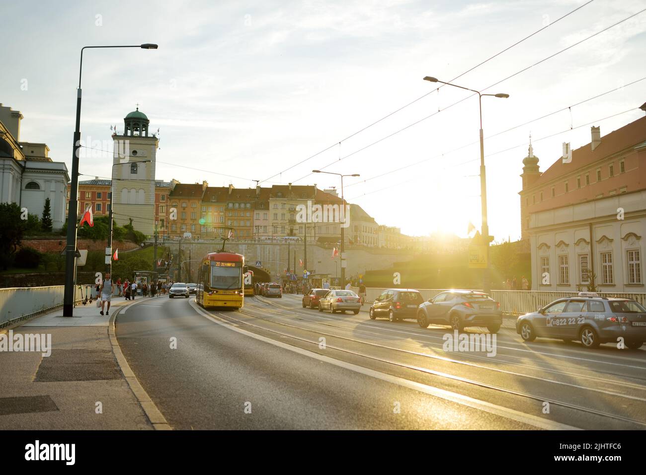VARSAVIA, POLONIA - AGOSTO 2021: Strada trafficata della Città Vecchia che fu completamente distrutta durante la seconda Guerra Mondiale e ricostruita negli anni 1949-1953. S Foto Stock