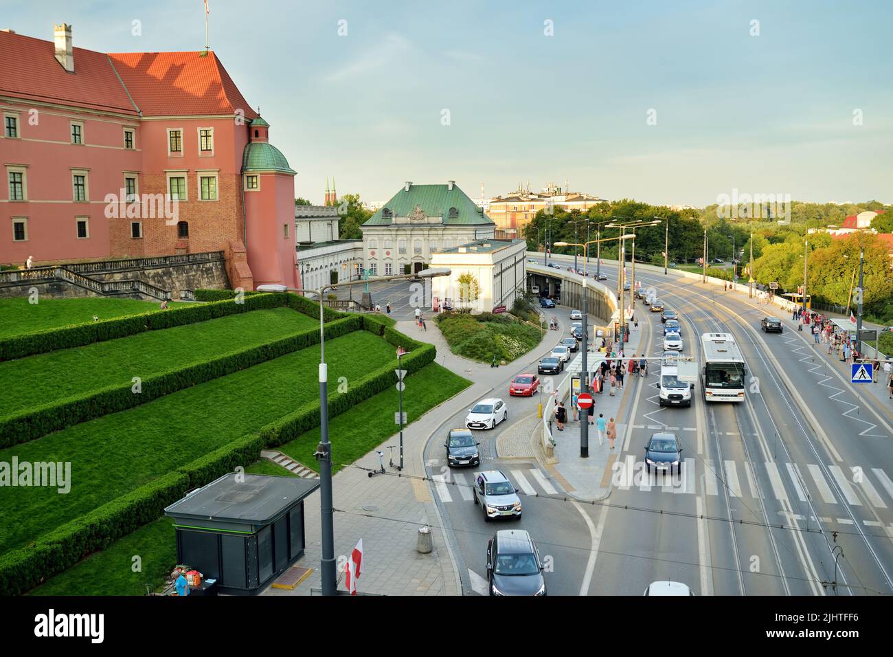 VARSAVIA, POLONIA - AGOSTO 2021: Strada trafficata della Città Vecchia che fu completamente distrutta durante la seconda Guerra Mondiale e ricostruita negli anni 1949-1953. S Foto Stock
