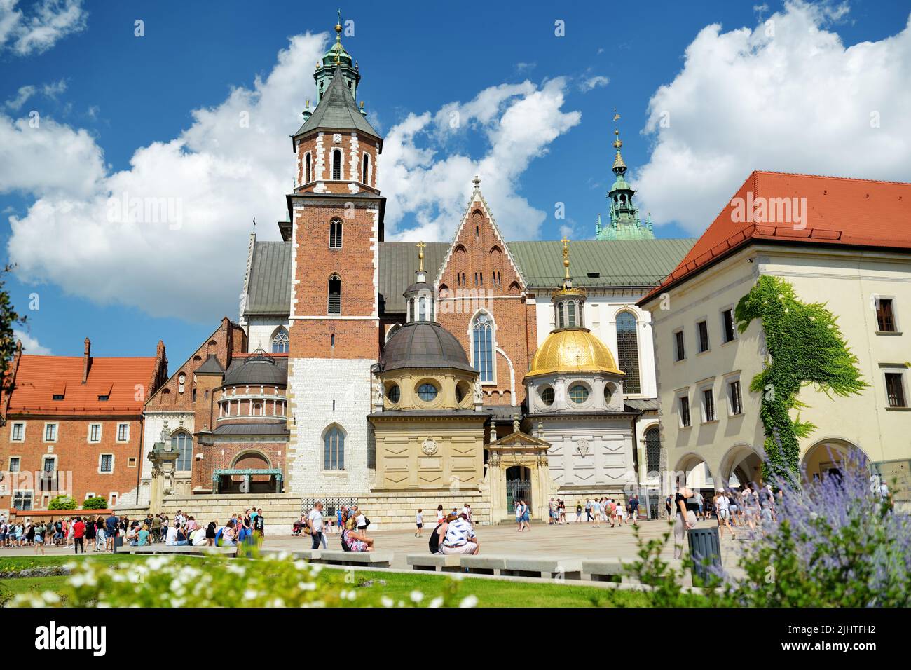 CRACOVIA, POLONIA - AGOSTO 2021: Il Castello reale di Wawel, residenza di un castello situata nel centro di Cracovia. I turisti esplorano la collina di Wawel, il più istore Foto Stock