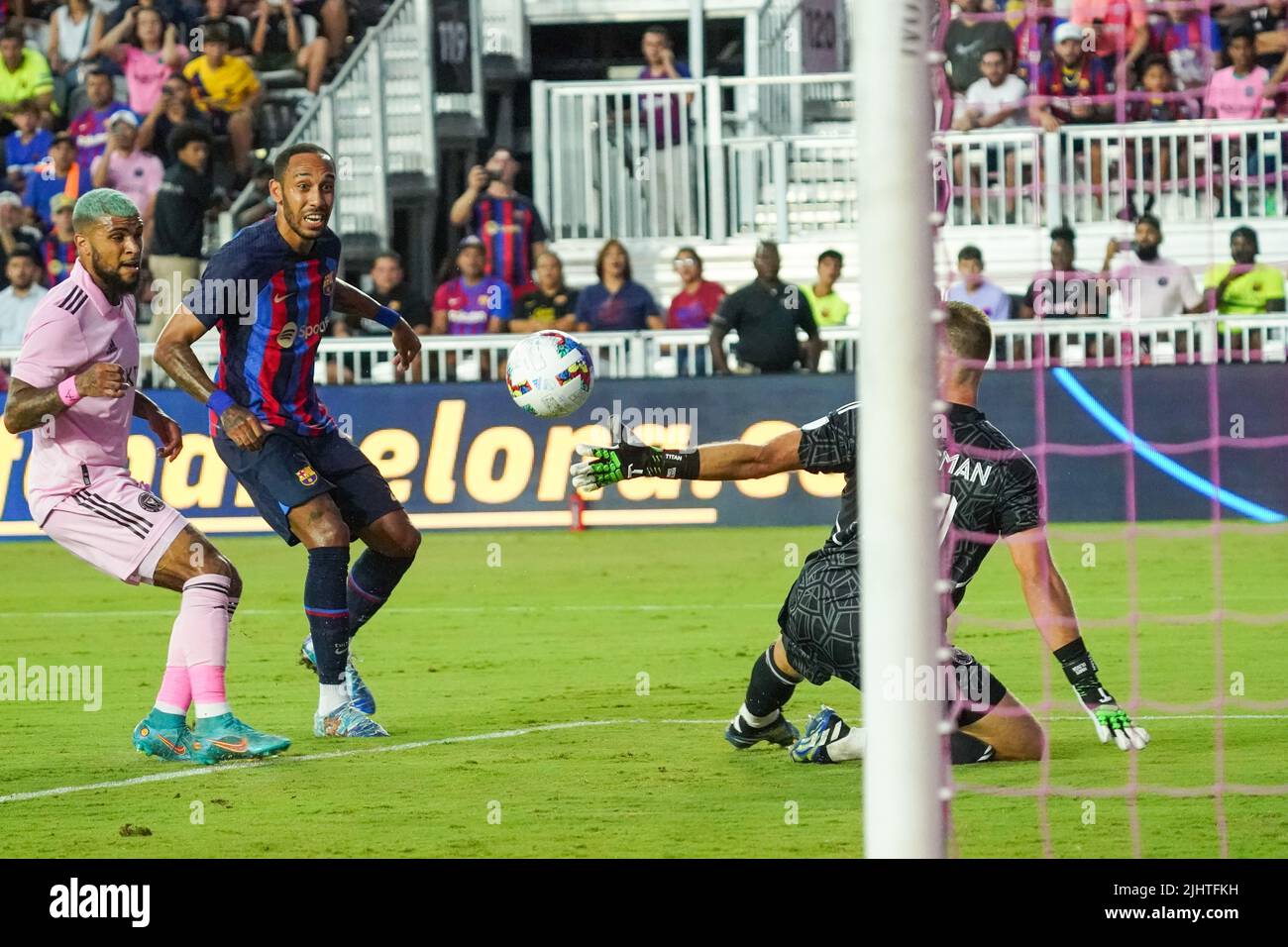 Fort Lauderdale, Florida, USA, 19 luglio 2022, FC Barcelona Forward Pierre-Emerick Aubameyang #25 tenta di fare un gol nella prima metà al DRV PNK Stadium in una partita amichevole. (Photo Credit: Marty Jean-Louis) Credit: Marty Jean-Louis/Alamy Live News Foto Stock