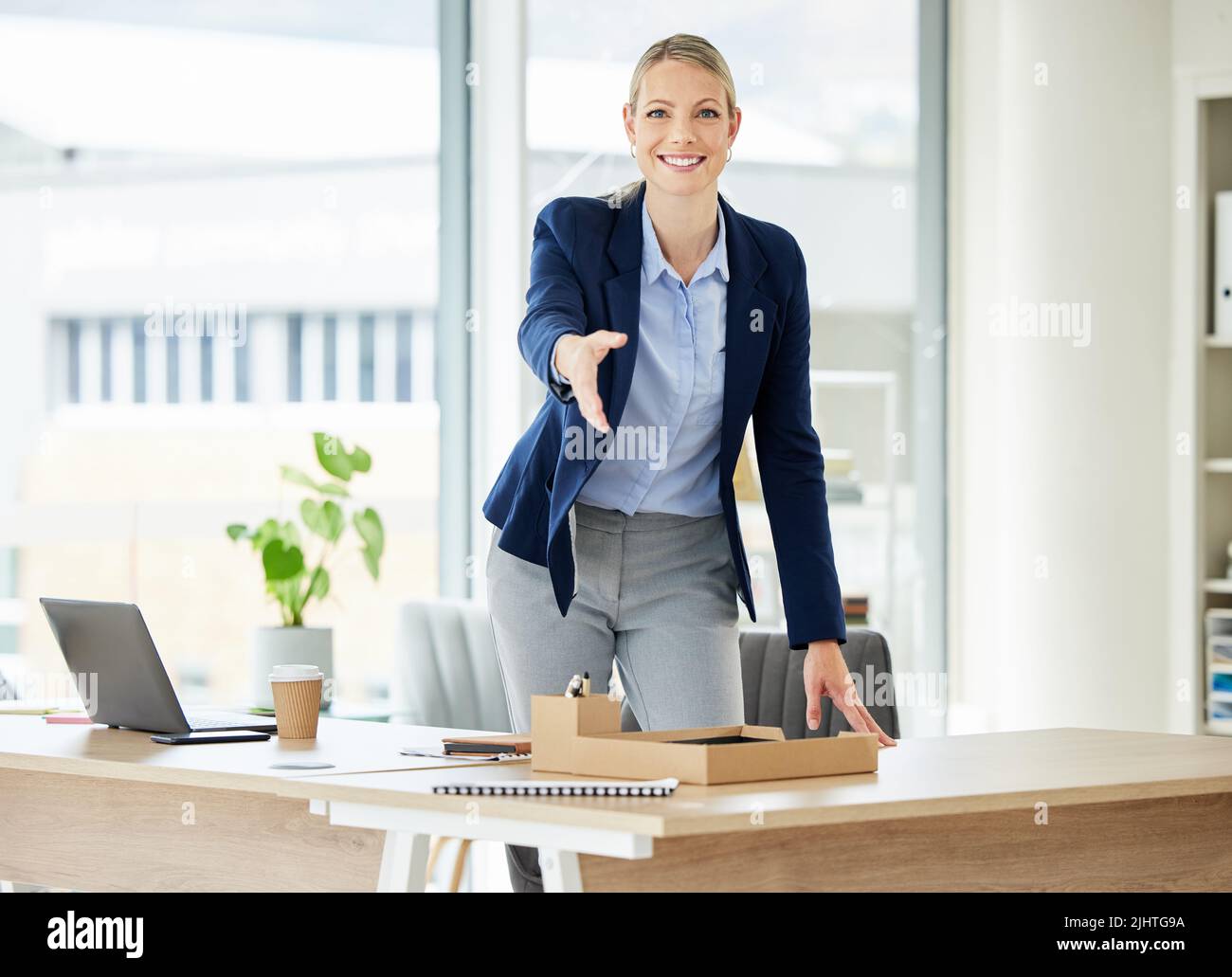 Primo piano della donna d'affari caucasica che si estende la mano in avanti per salutare il benvenuto con stretta di mano. Networking e riunione per concordare su trattativa o offerta Foto Stock
