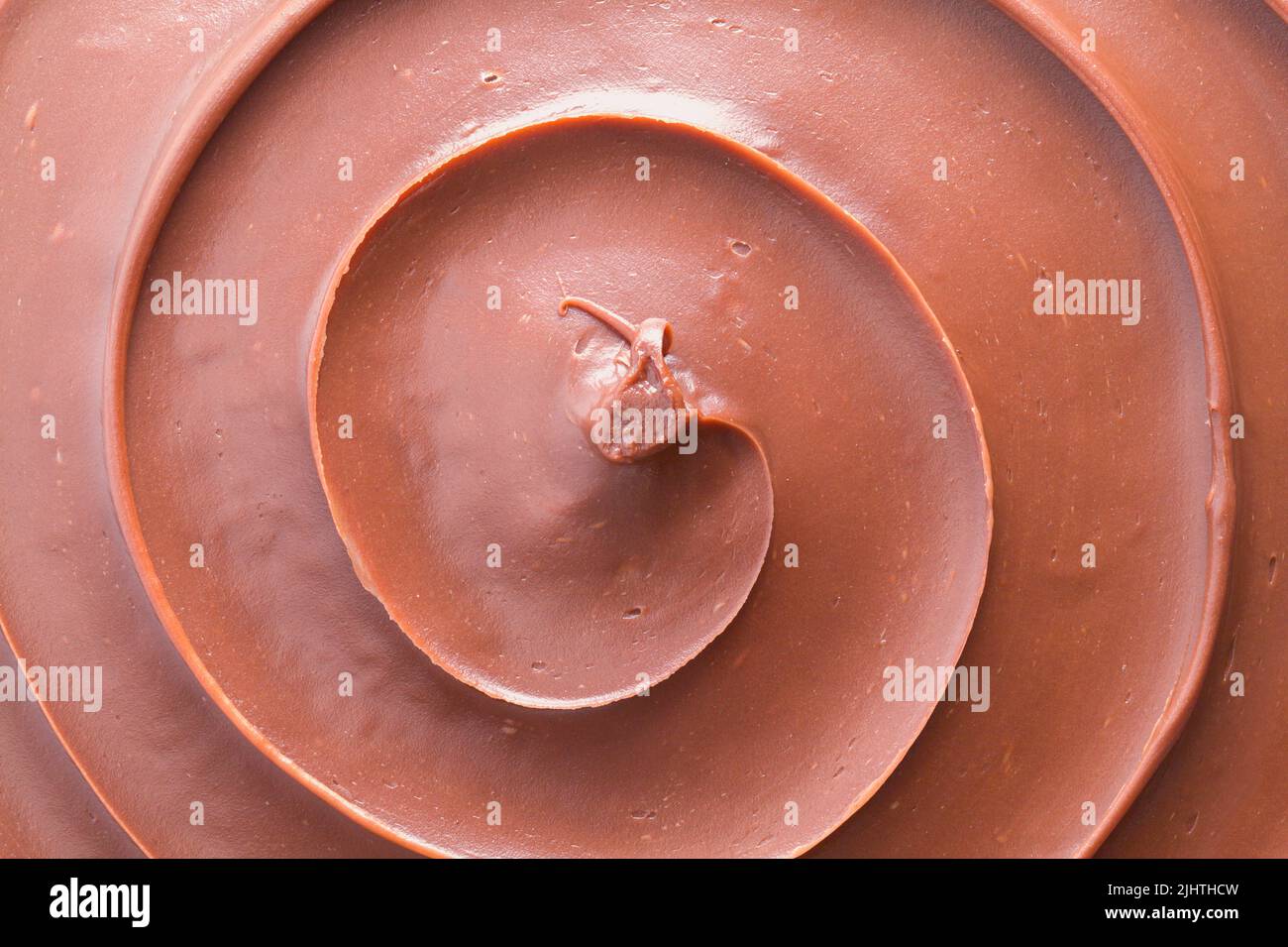 Chocolate Swirl Frosted Cake glassa sfondo primo piano. Foto Stock