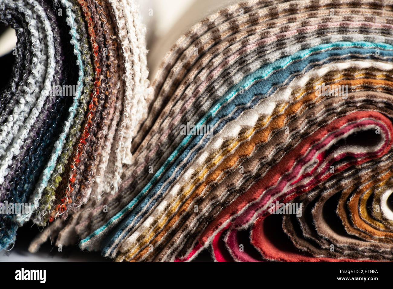 Catalogo di diversi colori di tessuti per la scelta del cliente per la tappezzeria, esempi di tessuti multicolore come sfondo, tessuti moda trend Foto Stock